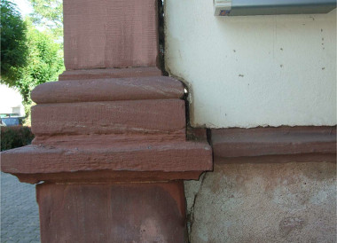 Fuß der Portalsäule vor der Gründungsanierung