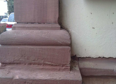 Fuß der Portalsäule nach der Gründungsanierung