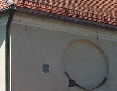 Sichtbare Risse und Abplatzungen am Kirchenschiff