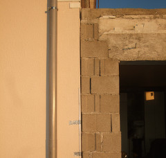 Wieder geschlossener Spalt zwischen Haus und Anbaugarage