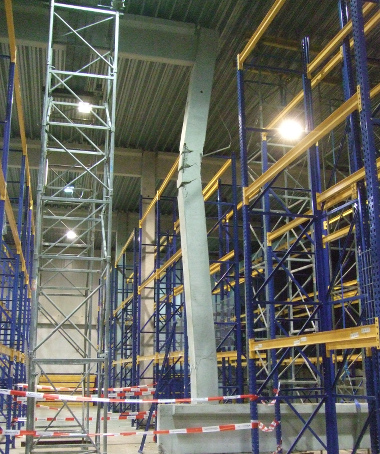 Mit Schwerlastgerüst gesicherter Dachbinder